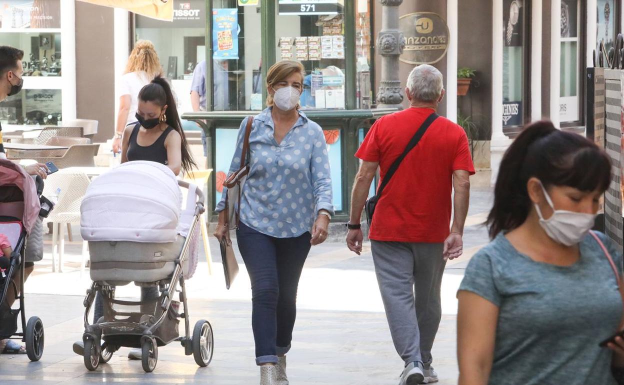 Viandandes con mascarilla por las calles de Lorca.