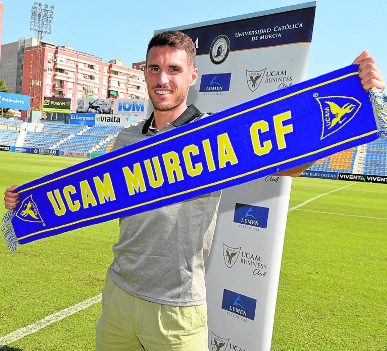 Pablo Espina, nuevo jugador del UCAM, en La Condomina, ayer. 