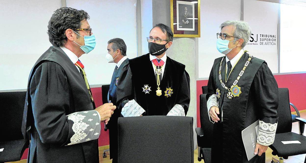 Pasqual del Riquelme, Díaz Manzanera y Martínez Moya conversan al término del acto de apertura del año judicial. 