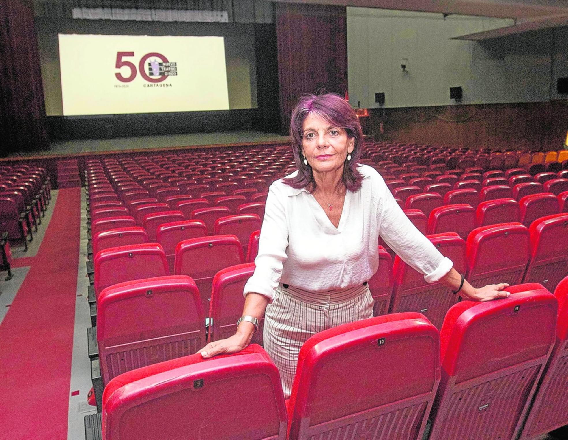 Isabel Belmonte, gerente del Nuevo Teatro Circo de Cartagena, ayer en el patio de butacas. 