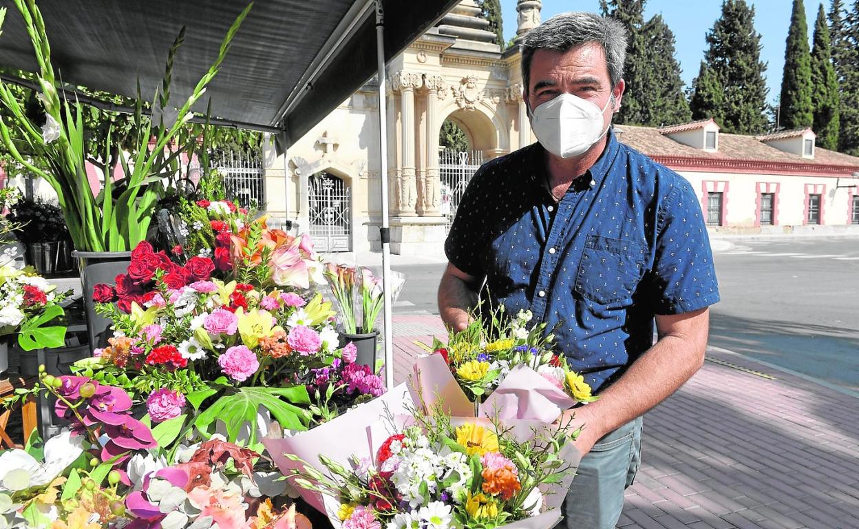 José Martínez Guirao, propietario del puesto de venta de flores en la puerta del cementerio de Nuestro Padre Jesús. 