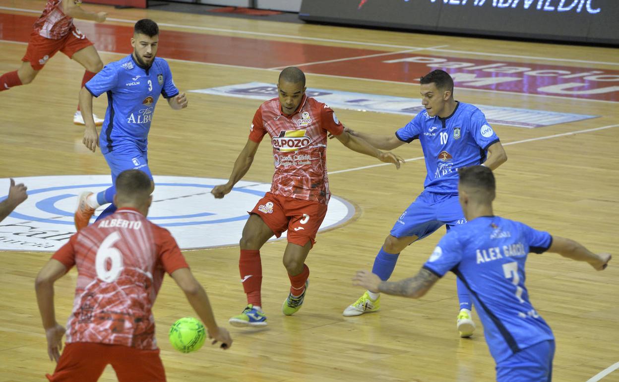 Leo Santana conduce el balón durante el partido disputado ante el Viña Albali Valdepeñas, este sábado en el Palacio de los Deportes de Murcia.