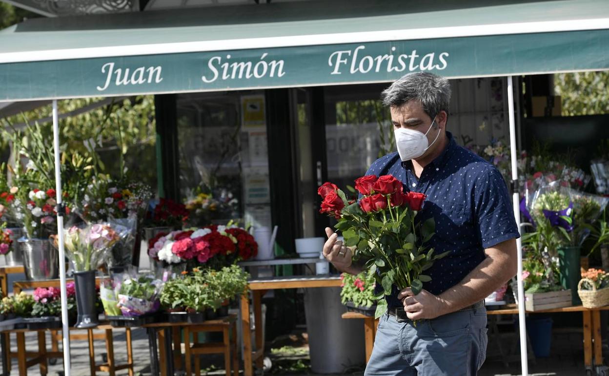 José Martínez Guirao, propietario del puesto de venta de flores en la puerta del cementerio de Nuestro Padre Jesús. 
