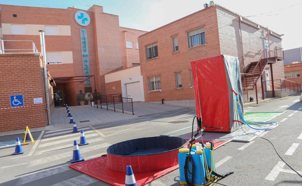 Dispositivo de desinfección habilitado frente al hospital Virgen del Alcázar de Lorca, este lunes.