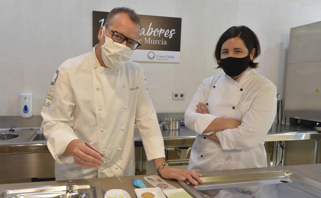 Los chefs Pablo González, de Cabaña Buenavista, y María Gómez, de Magoga, este lunes, en el Centro de Cualificación Turística.