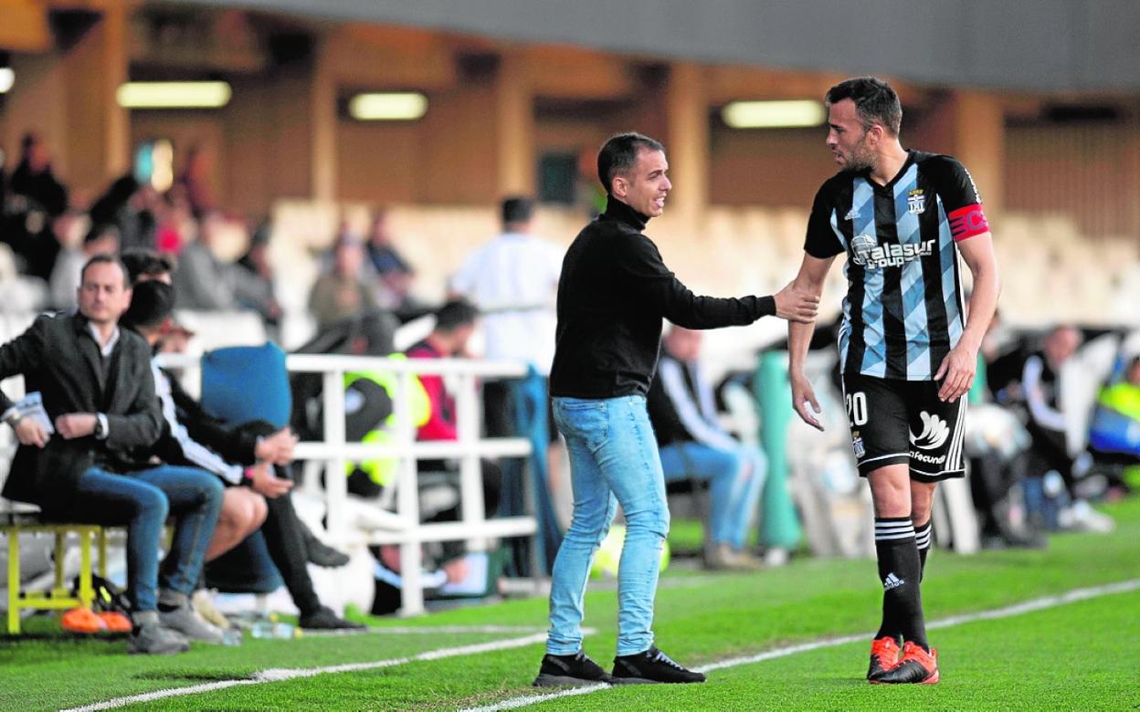 Borja Jiménez habla con Carlos David en el partido ante el Sanluqueño de la pasada campaña. 