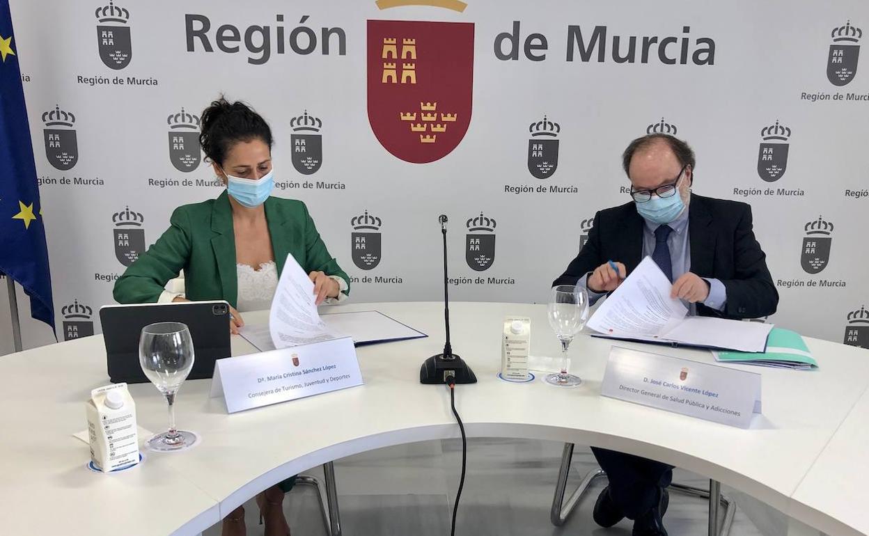 La consejera Cristina Sánchez y el director general de Salud Pública y Adicciones, José Carlos Vicente, durante la firma y presentación del protocolo.