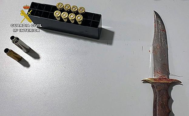 Detalle del machete decomisado con la sangre aún en su hoja.