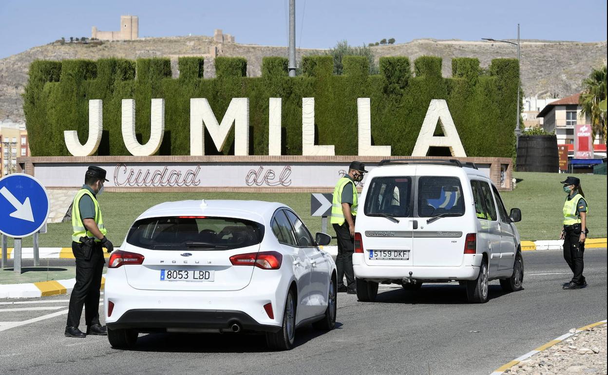 Agentes de la Guardia Civil vigilan los accesos al municipio de Jumilla, el pasado 12 de septiembre.