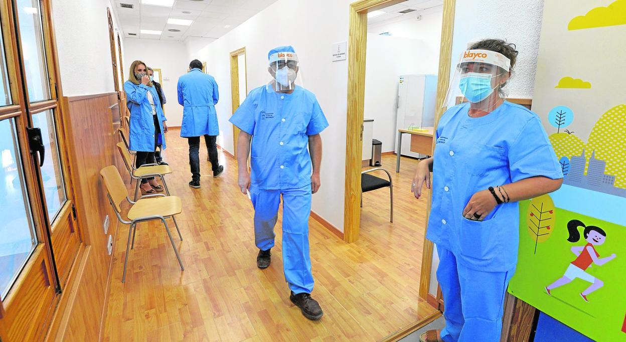 José Luis Olivares (c), jefe del servicio municipal de Vacunas, junto a varios enfermeros, ayer, en el nuevo punto de Salud en el jardín de la Pólvora. 