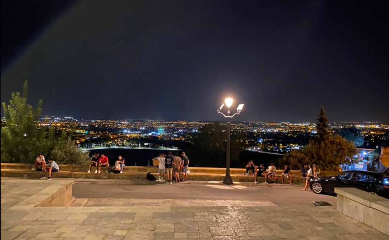 Jóvenes reunidos sin mascarilla en la Fuensanta.