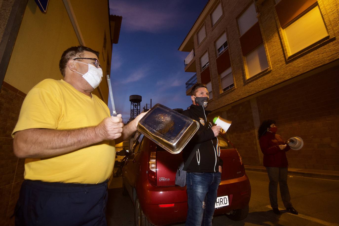 Fotos: Cacerolada en Torreagüera contra varios grupos de okupas