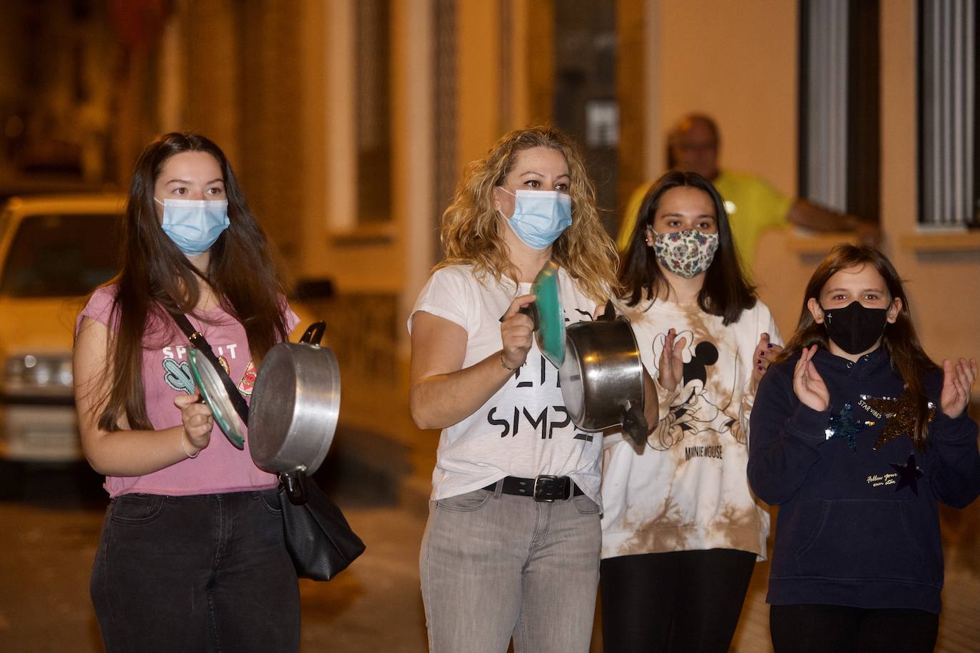 Fotos: Cacerolada en Torreagüera contra varios grupos de okupas