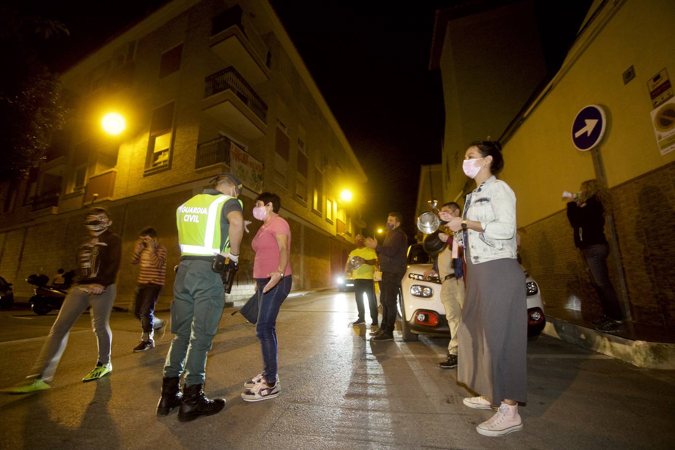 Fotos: Cacerolada en Torreagüera contra varios grupos de okupas