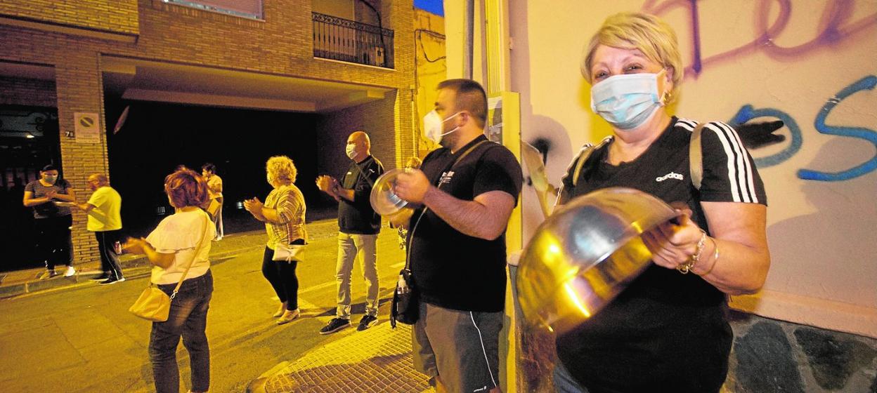 Varios vecinos, durante la protesta del pasado martes para pedir que se marchen los okupas de un edificio de Torreagüera. 