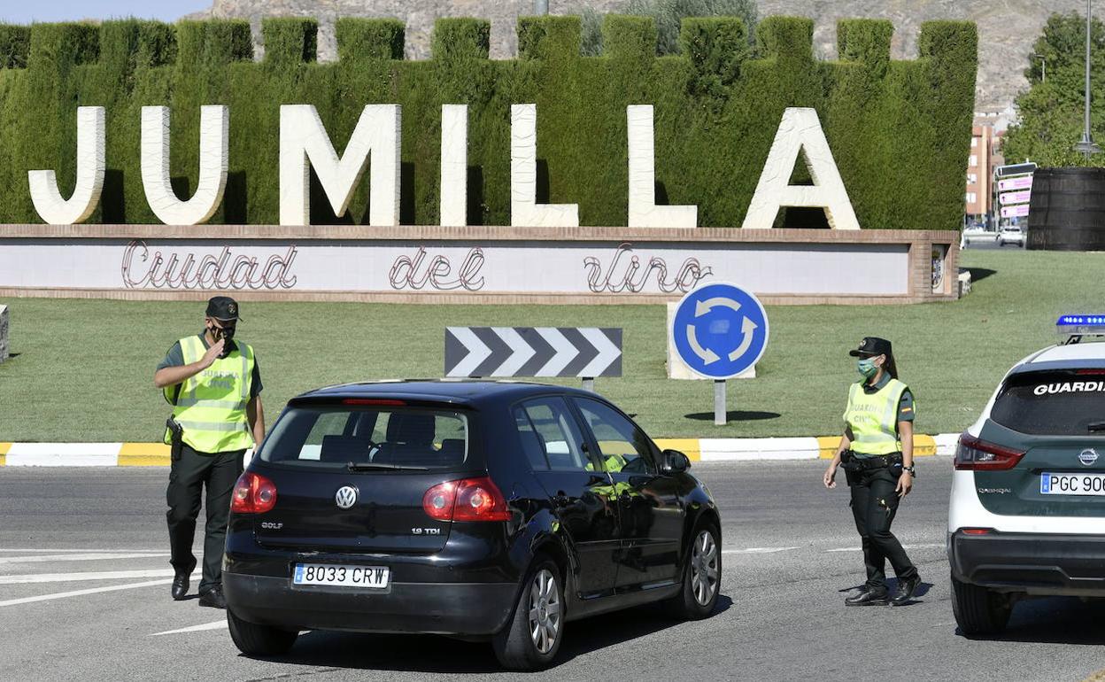 Controles en una de las entradas de Jumilla el pasado mes de septiembre. 