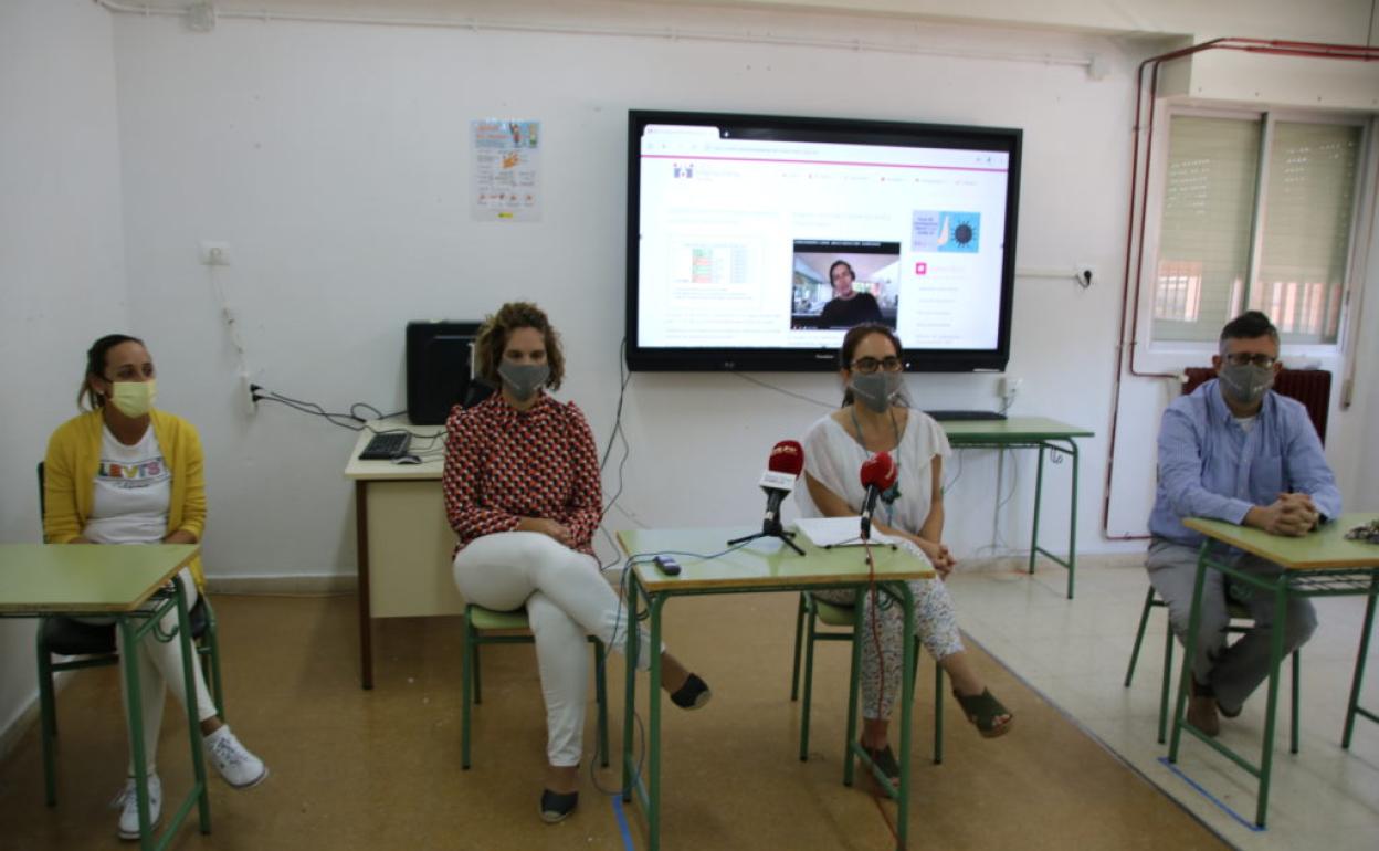 Directivos del insituto Infanta Elena informan sobre el plan de contingencia.