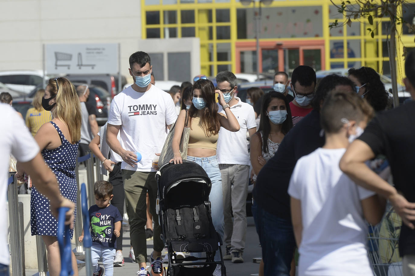 Fotos: Miles de alicantinos aprovechan el festivo local para visitar los centros comerciales de Murcia