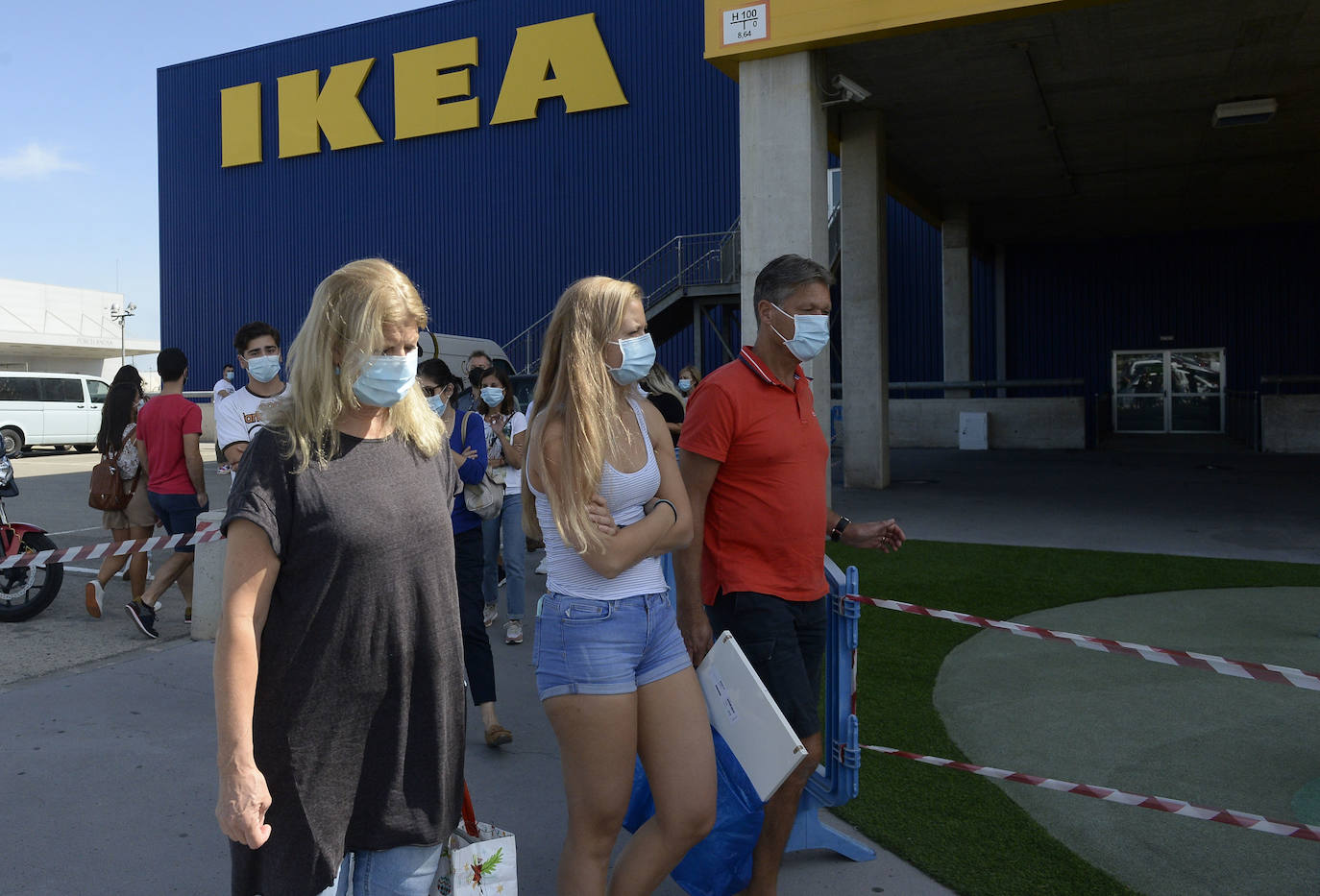 Fotos: Miles de alicantinos aprovechan el festivo local para visitar los centros comerciales de Murcia