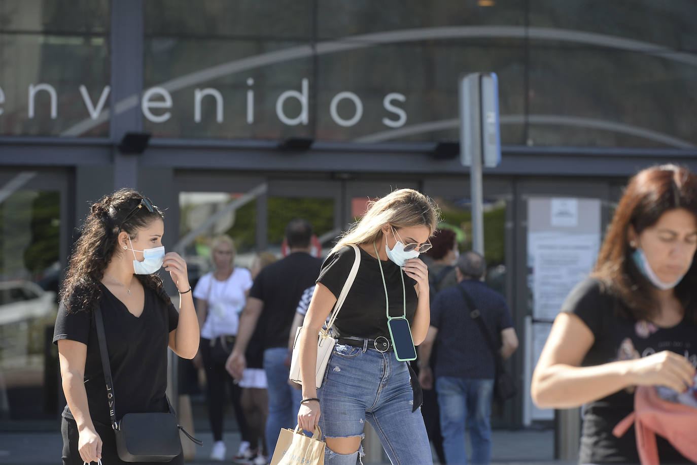 Fotos: Miles de alicantinos aprovechan el festivo local para visitar los centros comerciales de Murcia
