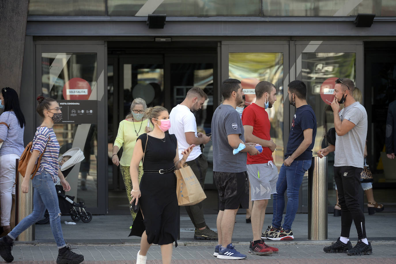 Fotos: Miles de alicantinos aprovechan el festivo local para visitar los centros comerciales de Murcia