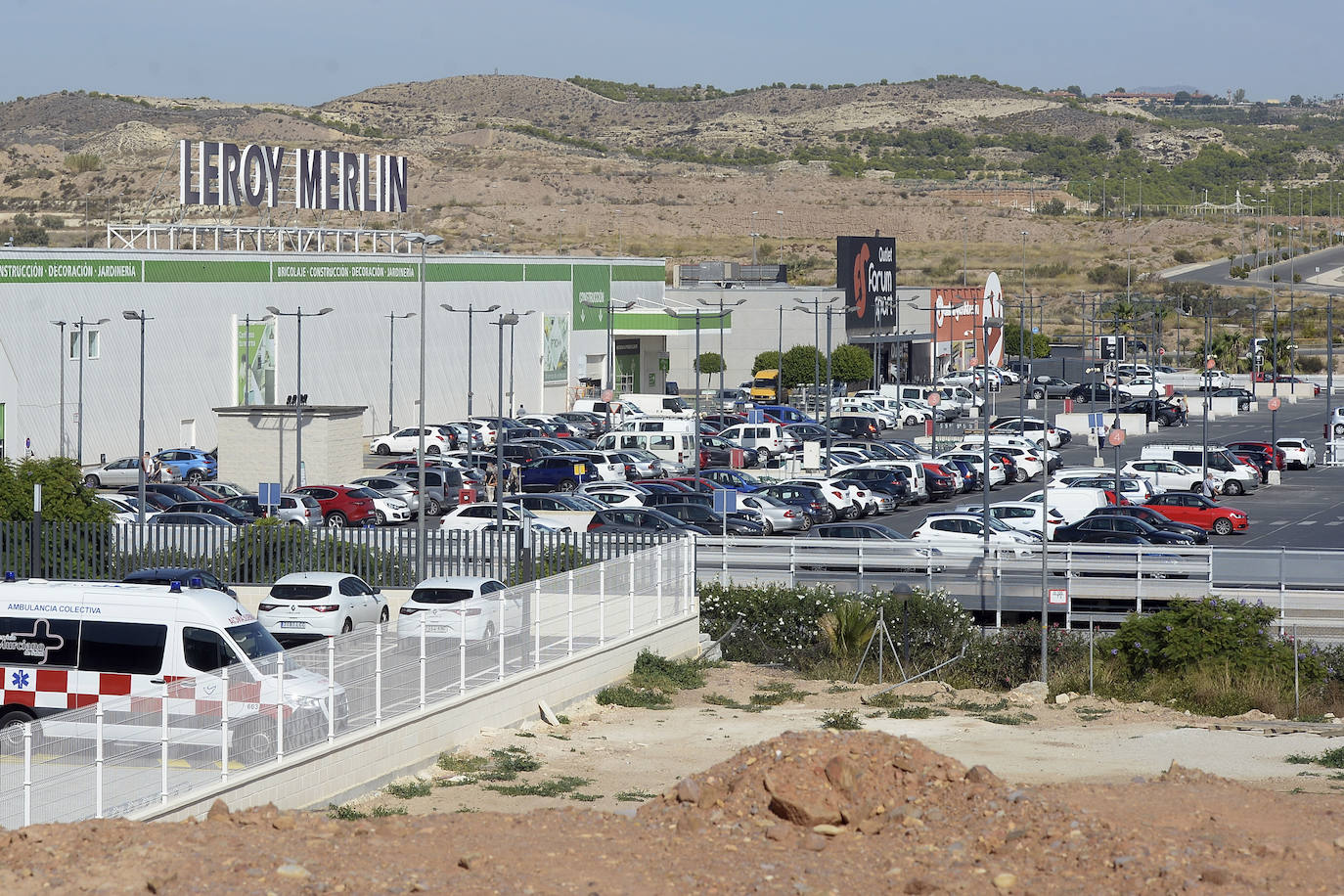 Fotos: Miles de alicantinos aprovechan el festivo local para visitar los centros comerciales de Murcia