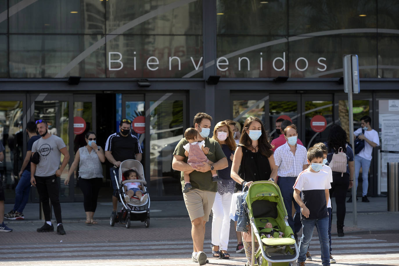 Fotos: Miles de alicantinos aprovechan el festivo local para visitar los centros comerciales de Murcia