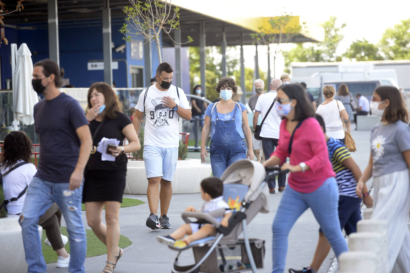 Fotos: Miles de alicantinos aprovechan el festivo local para visitar los centros comerciales de Murcia
