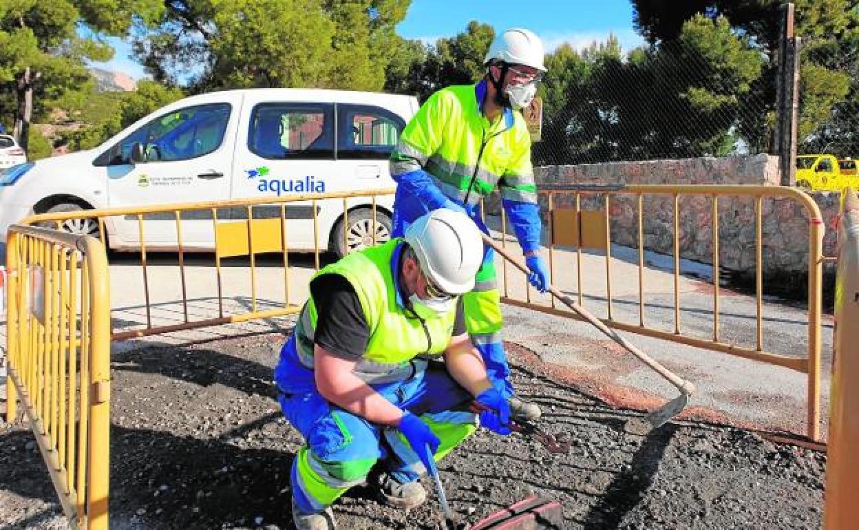 Operarios de Aqualia trabajando.