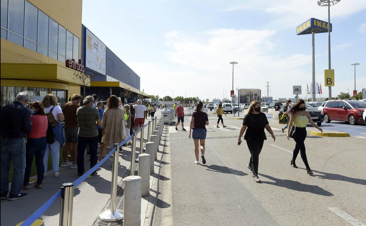 Colas a las puertas de la tienda Ikea de Murcia, este viernes, para acceder a su interior.
