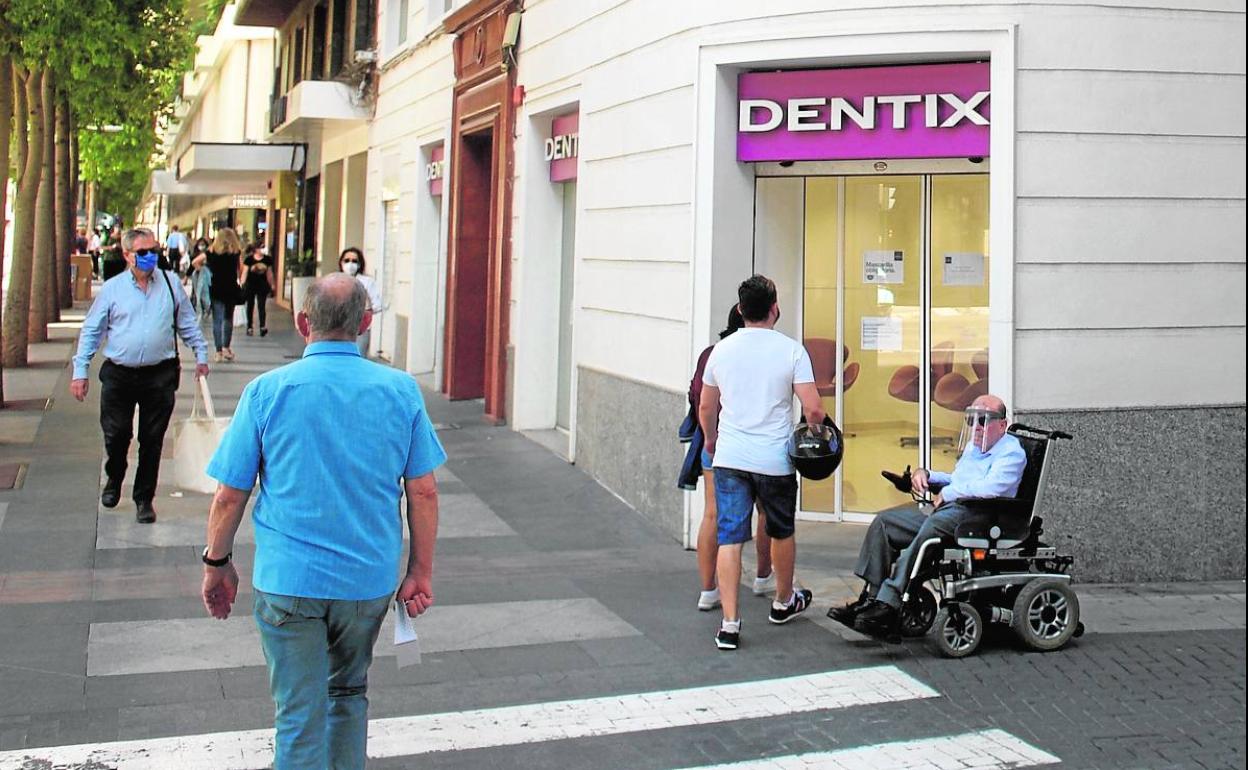 Miles de pacientes murcianos están en vilo por el concurso de Dentix