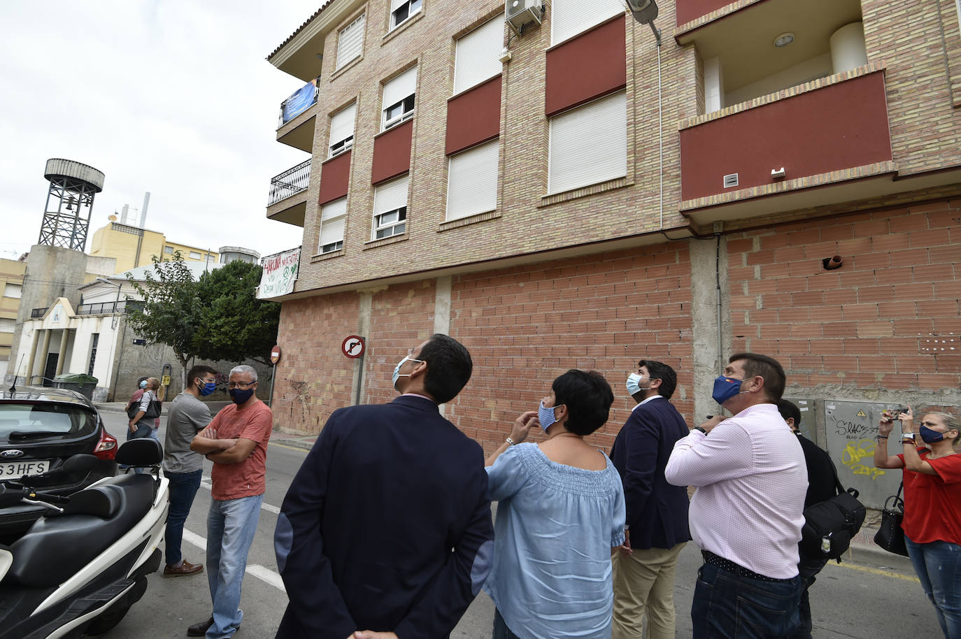 Fotos: Fernando López Miras se reúne con los vecinos de las casas okupadas de Torreagüera