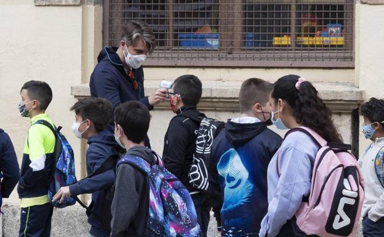 Control de temperatura realizado a los alumnos de un colegio.