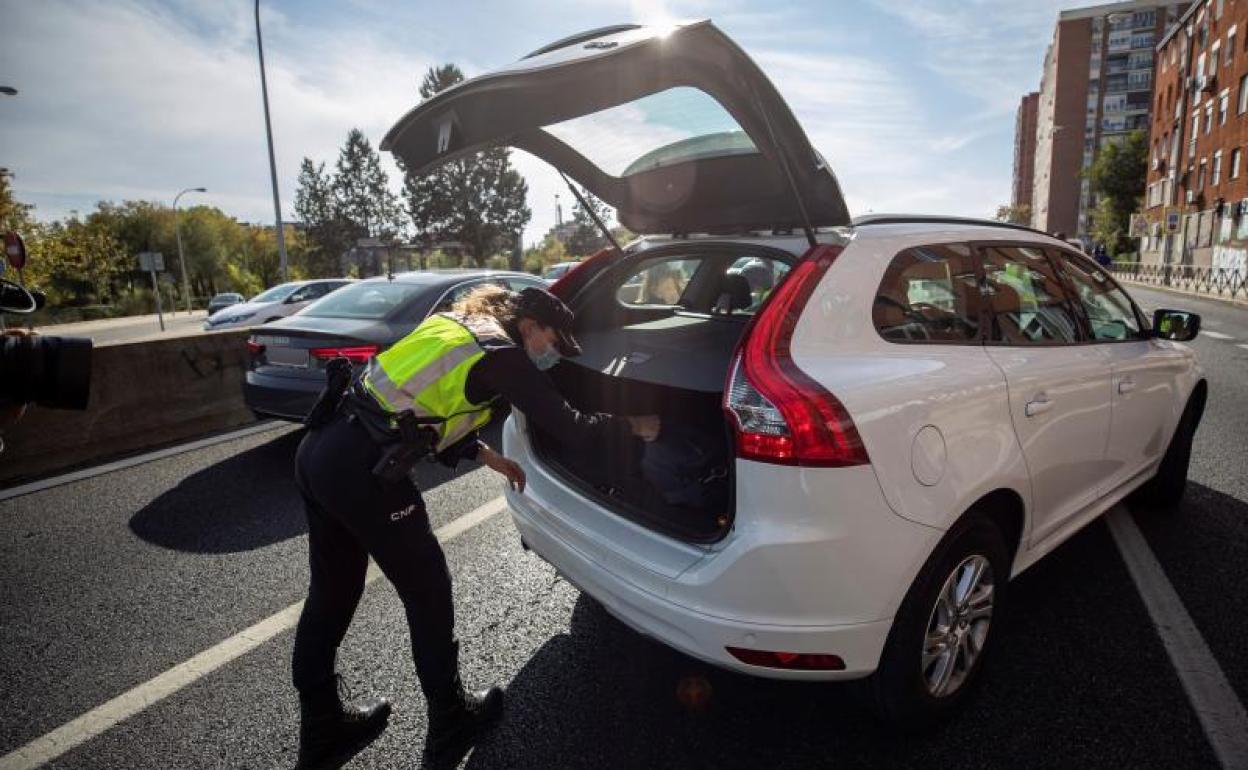 Agentes de la Policía Nacional en un control en Madrid 