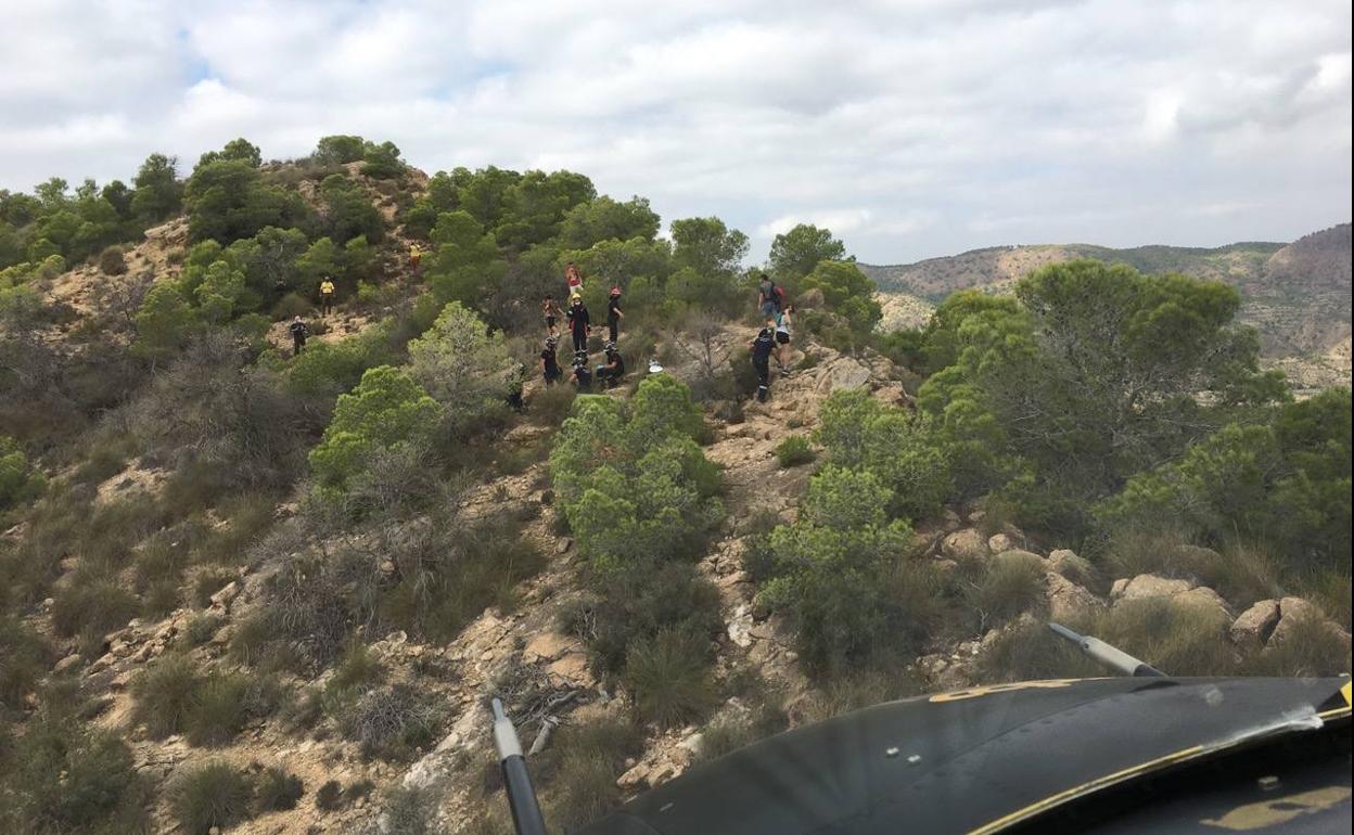 Efectivos de Emergencias procediendo al rescate de la senderista accidentada. 