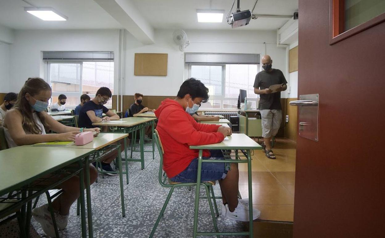 Alumnos en clase en el Instituto Alfonso X de Murcia, en una imagen de archivo.