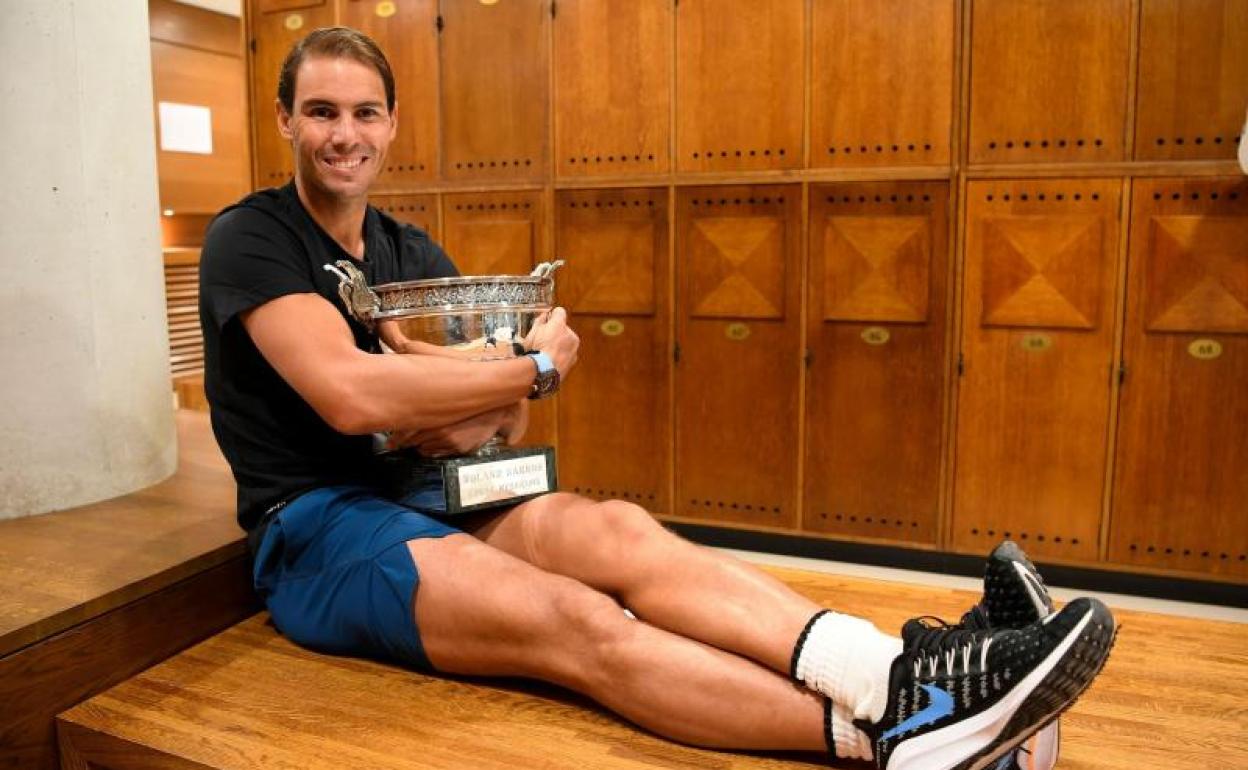 Nadal posa en el vestuario con la Copa de los Mosqueteros. 