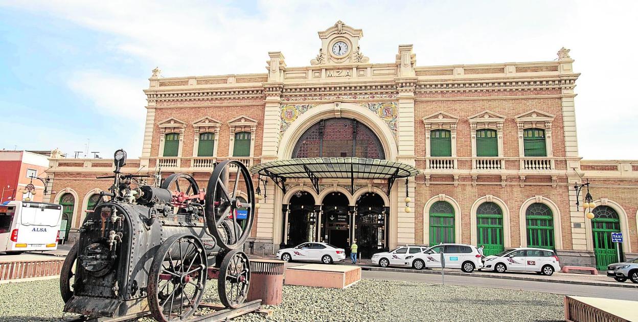 Fachada principal de la estación de ferrocarril, que da a la plaza de Méjico. 