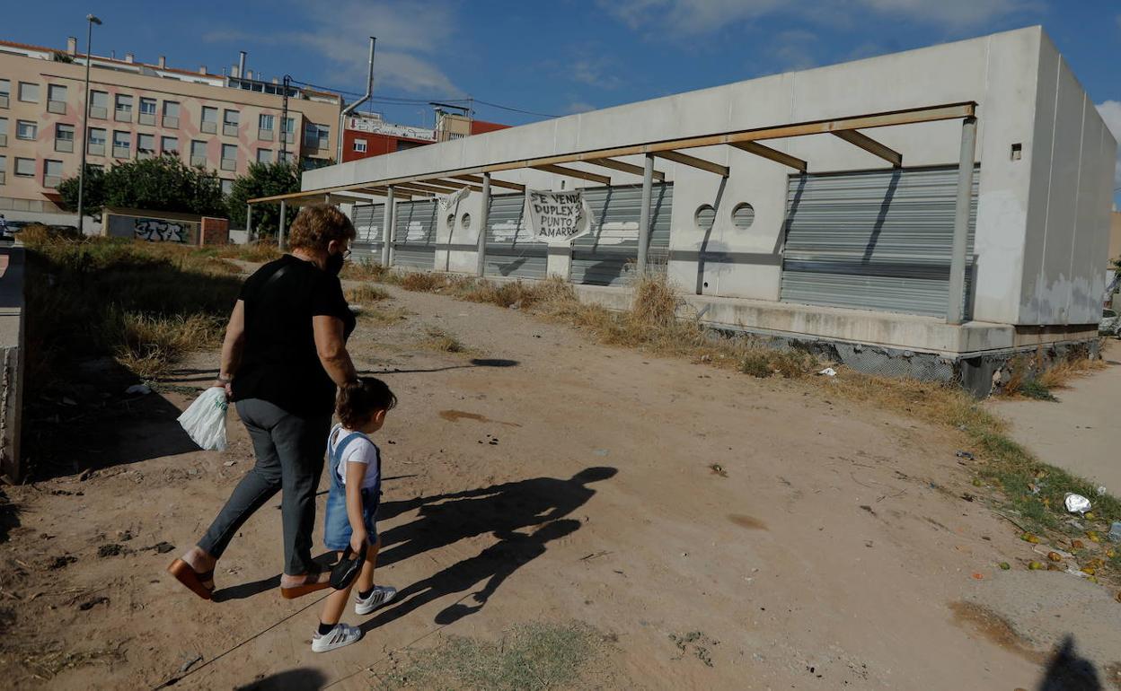 Guardería abandonada a medio construir en la zona de la rambla.