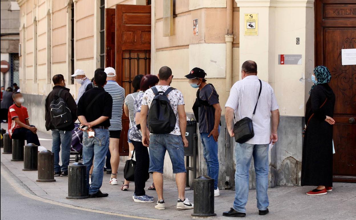 Colas en la entrada a Jesús Abandonado, en Murcia, en una fotografía de archivo.