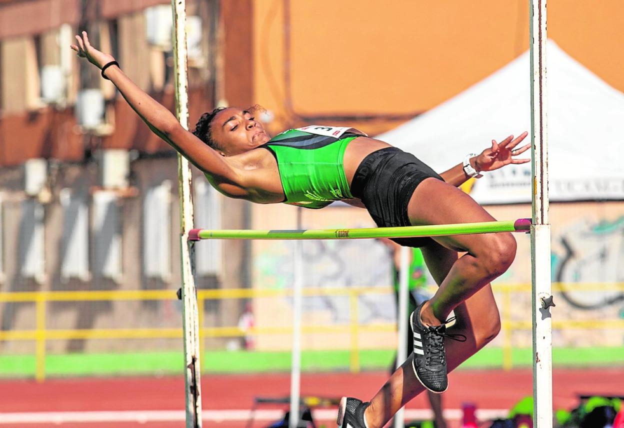 qUn momento de una competición reciente en la pista de atletismo de Cartagena, donde la actividad apenas se ha resentido. P. SÁNCHEZ