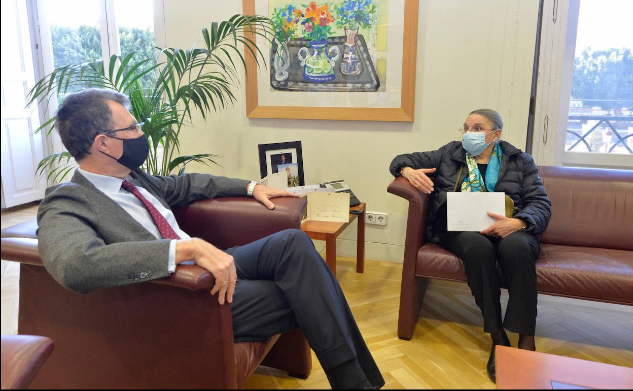 El alcalde de Murcia, José Ballesta, y la viuda de Ramón Gaya, Isabel Verdejo, este jueves.