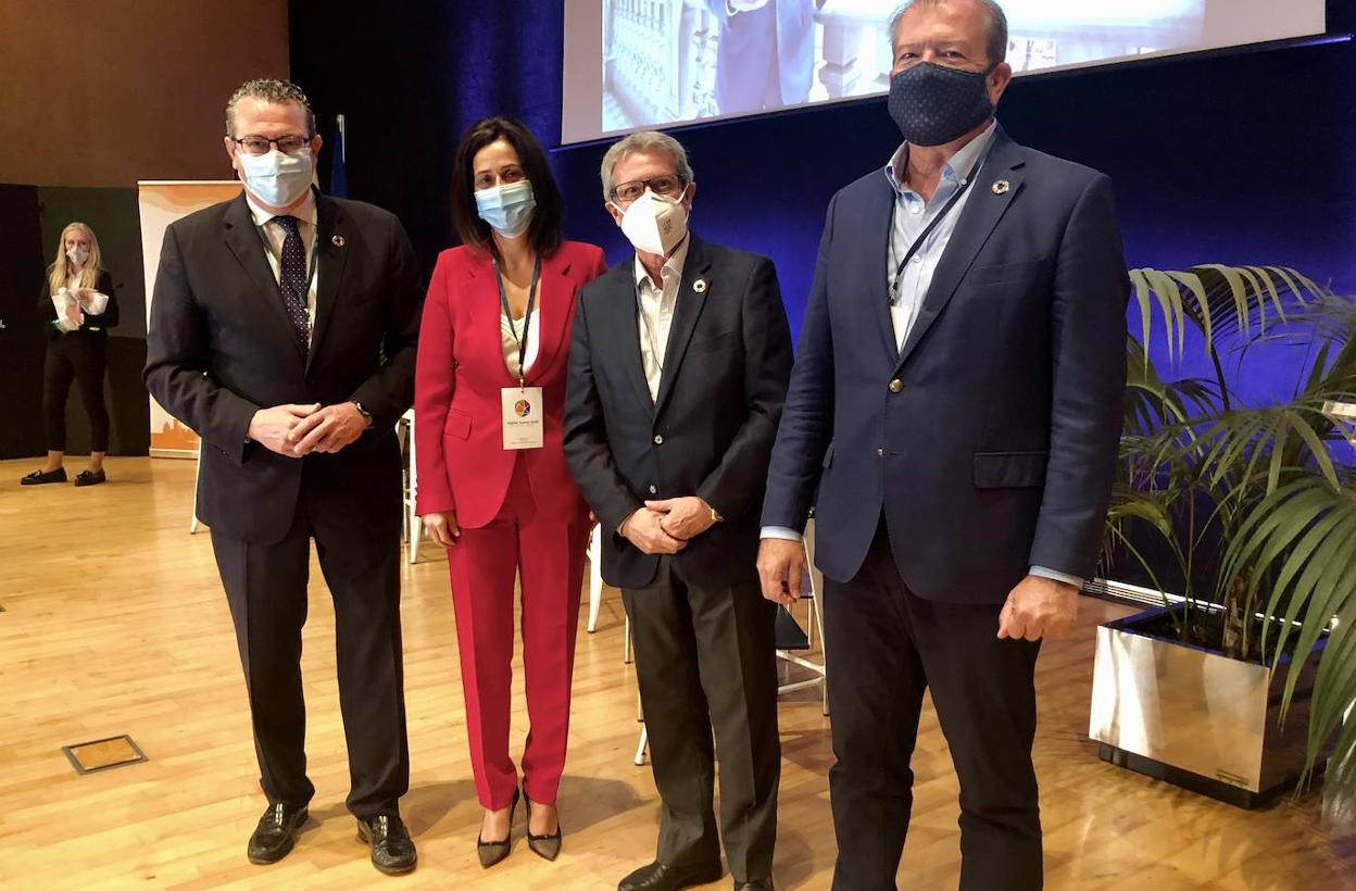 La consejera Cristina Sánchez, junto al alcalde de Benidorm, Antonio Cerezo (izq.), Manuel Bellido (2º der.) y el presidente de la Comisión de Smart Cities de AMETIC, Adolfo Borrero (der.), este jueves.