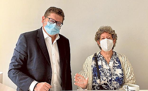 Alberto Carretón, junto a la vocal de Ceom, Angelica Romero, durante la entrega del premio el pasado martes. 