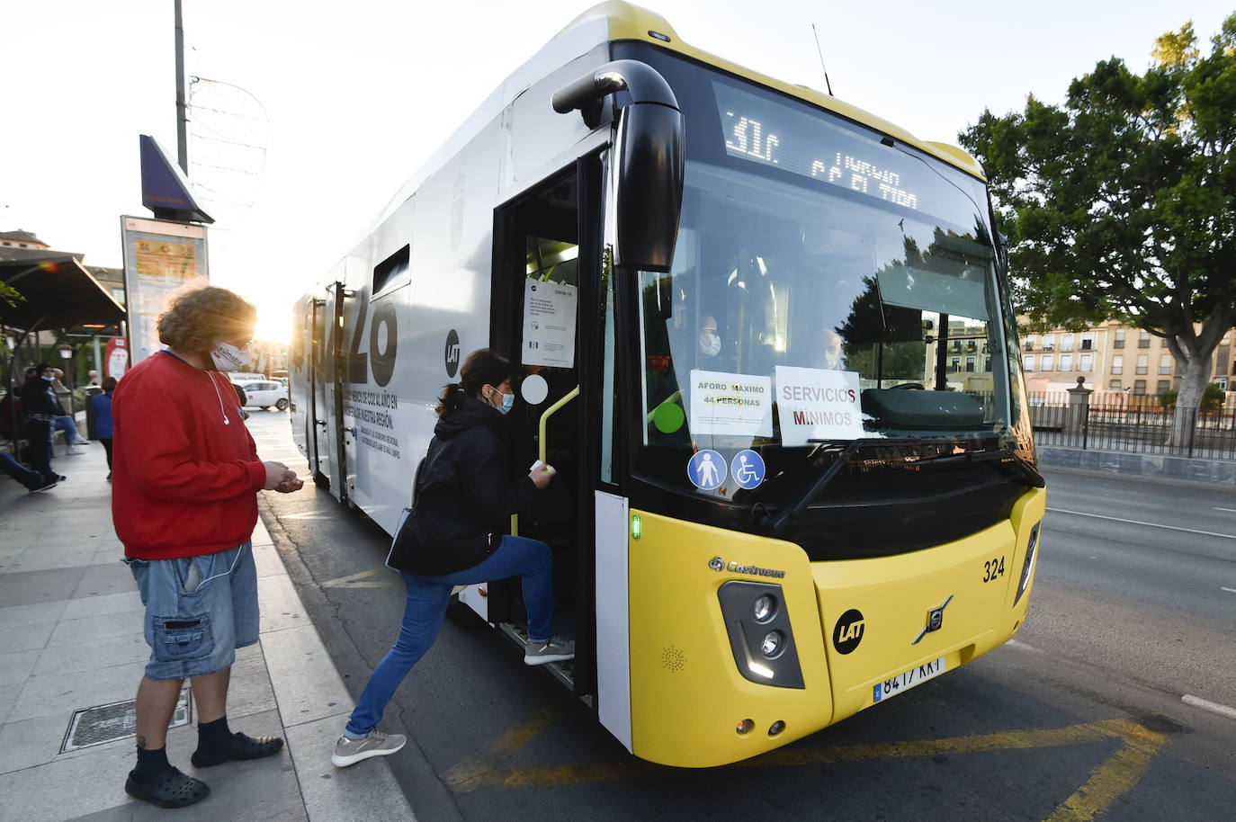Fotos: Manifestación de los trabajadores de Latbus en Murcia