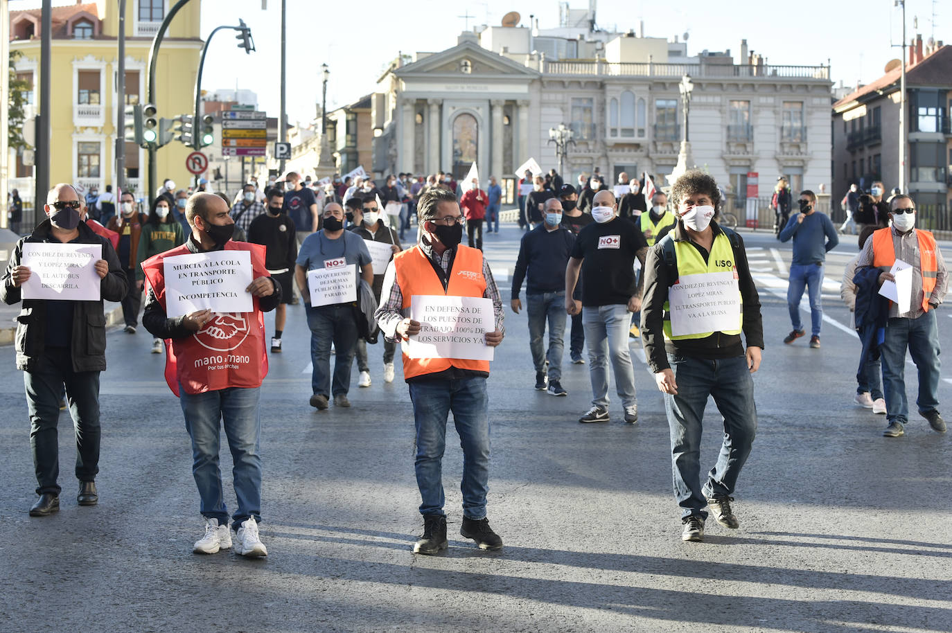 Fotos: Manifestación de los trabajadores de Latbus en Murcia