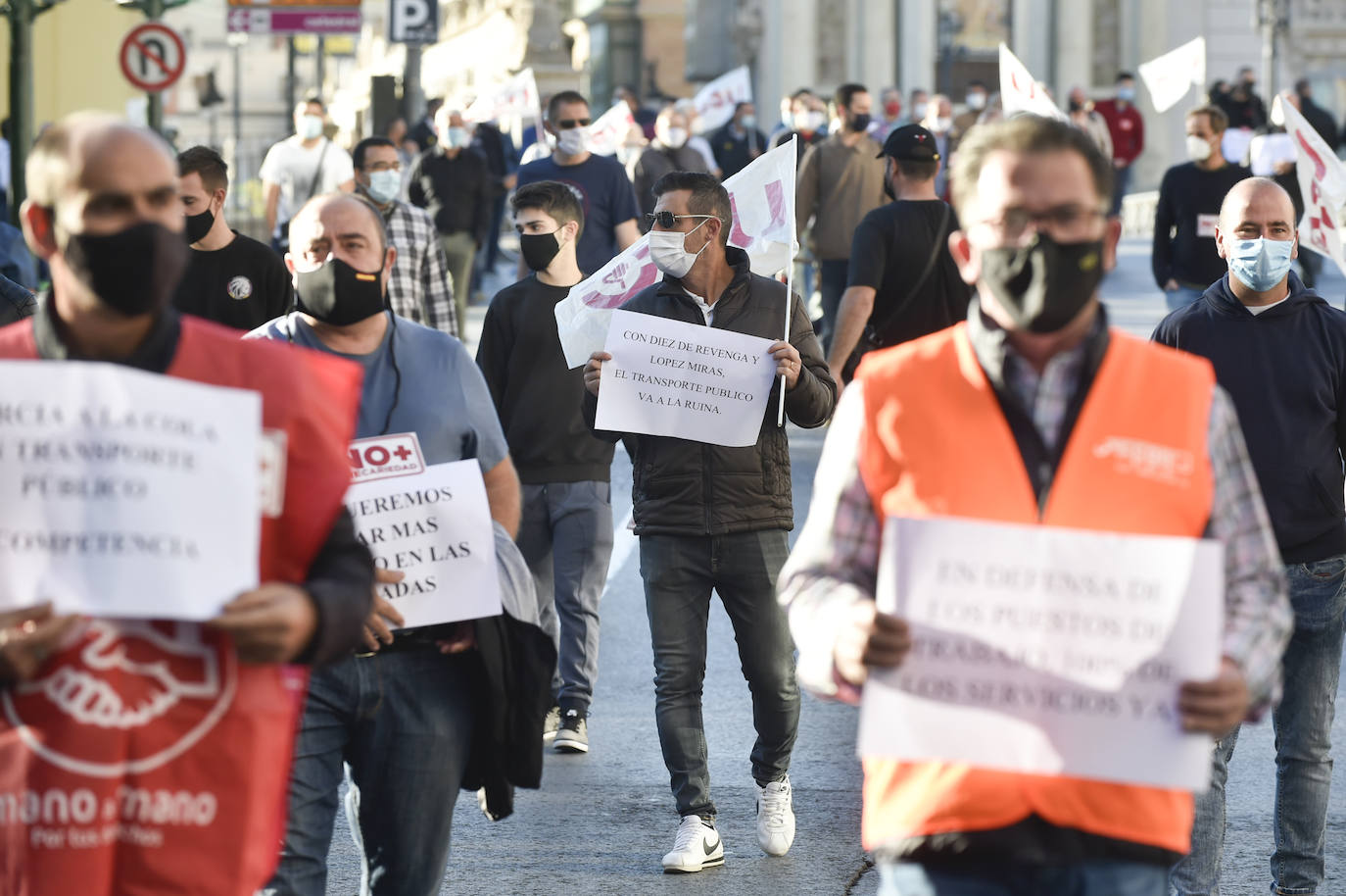 Fotos: Manifestación de los trabajadores de Latbus en Murcia