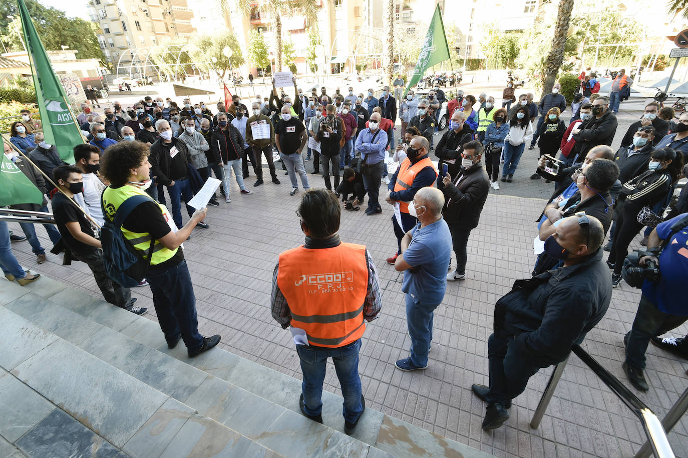 Fotos: Manifestación de los trabajadores de Latbus en Murcia
