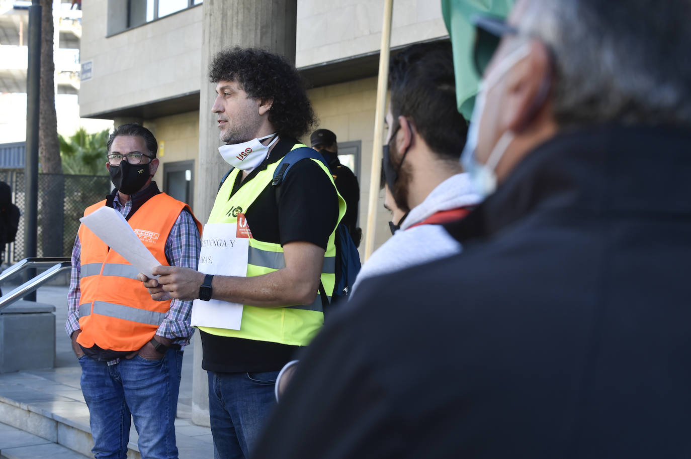 Fotos: Manifestación de los trabajadores de Latbus en Murcia