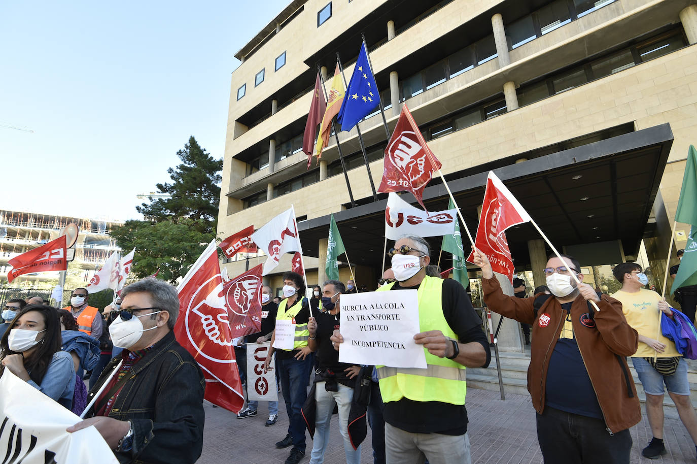 Fotos: Manifestación de los trabajadores de Latbus en Murcia